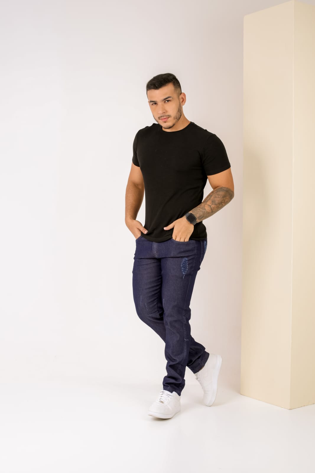 Calça de sarja slim masculina escura com detalhe no bolso traseiro em relevo