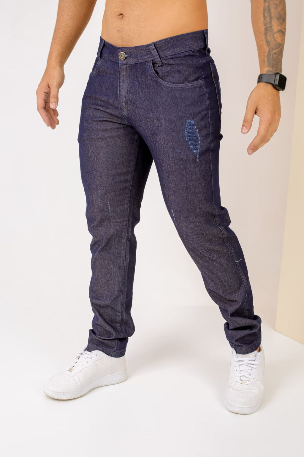 Calça de sarja slim masculina escura com detalhe no bolso traseiro em relevo