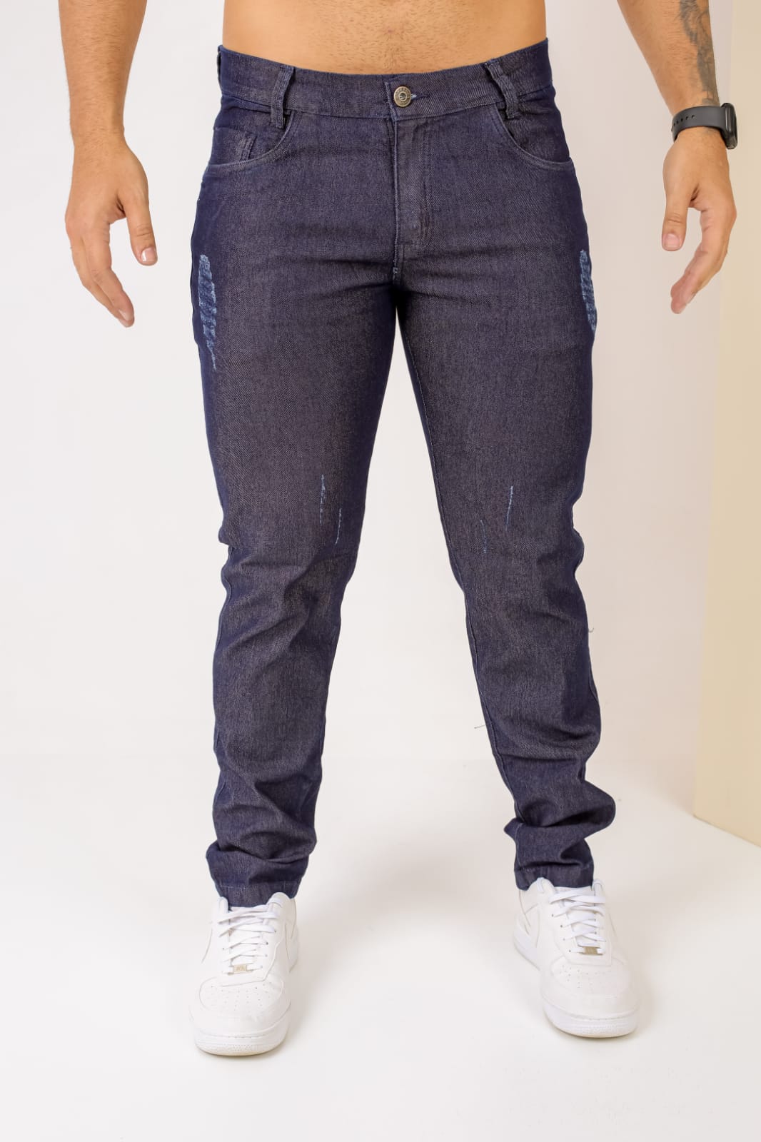 Calça de sarja slim masculina escura com detalhe no bolso traseiro em relevo