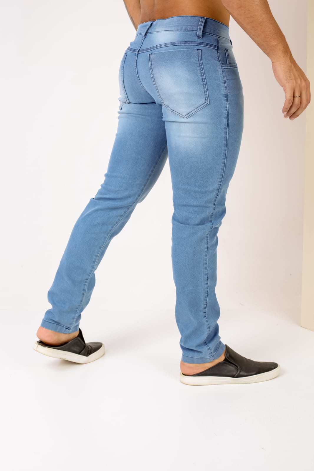 Calças jeans claras: o segredo para um visual moderno