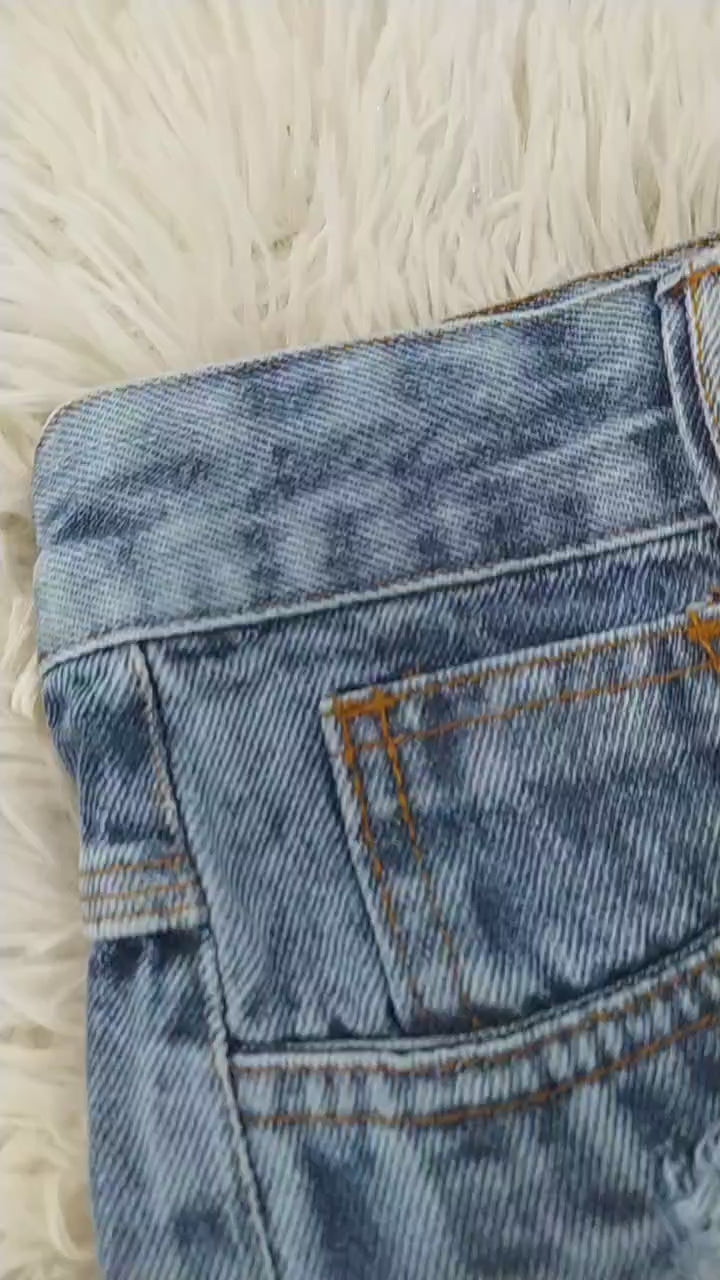 Short Jeans Feminino Cintura Alta Modelo Detonado Cintura Alta, Cós Alto, levanta o bumbum